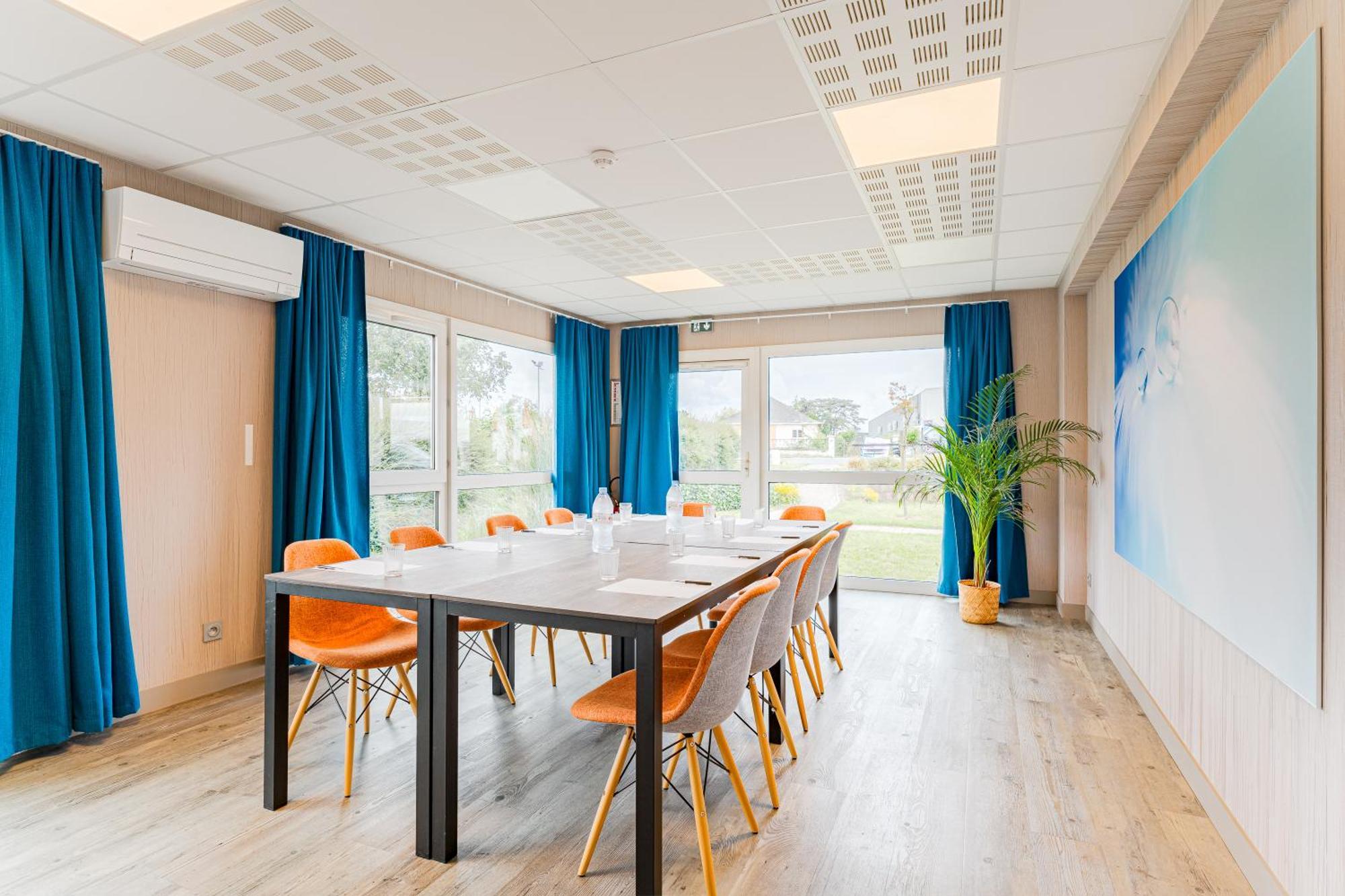 Kyriad Direct Tours Sud - Chambray Les Tours Kültér fotó